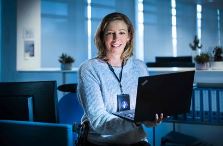 Vrouwelijk rechercheur toont iets op de computer aan mannelijke collega
