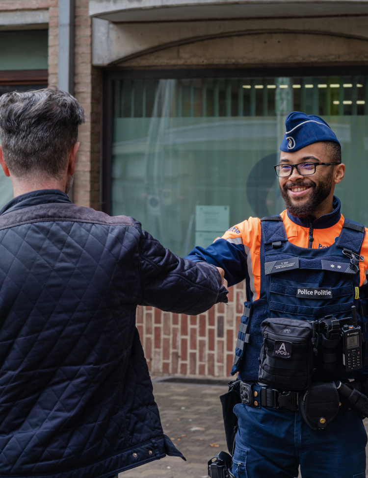 Policier rencontre citoyens