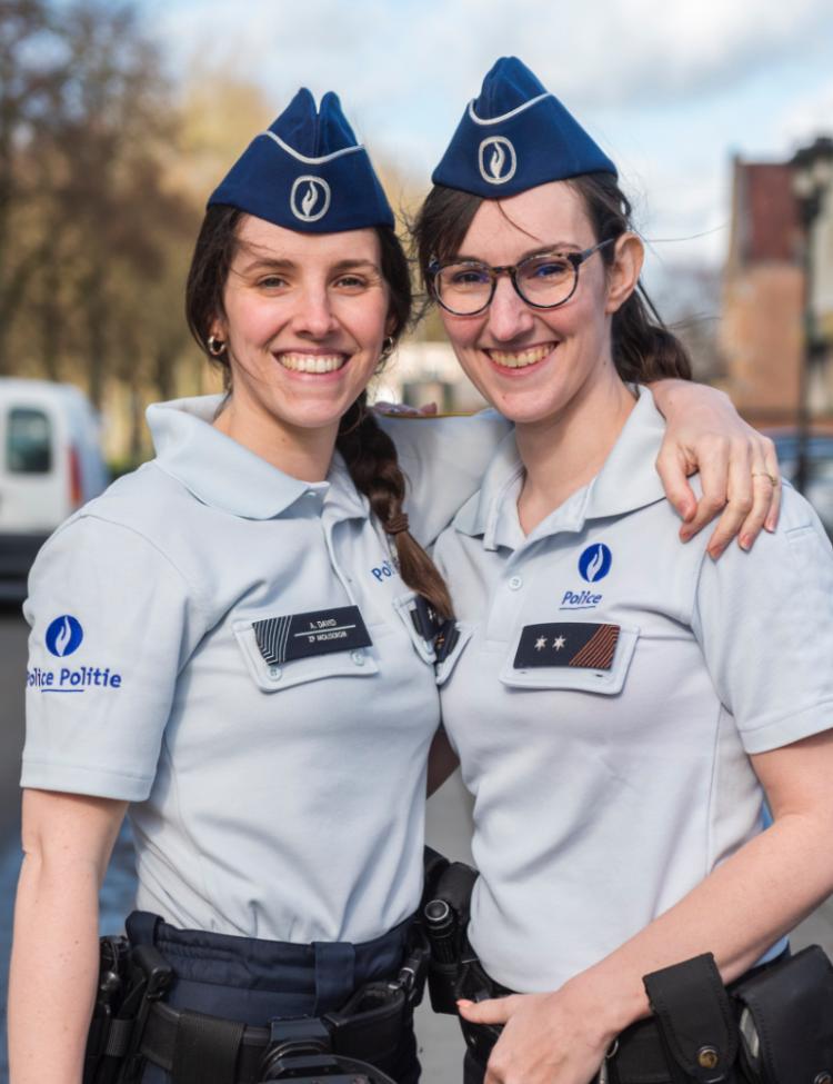Twee lachende vrouwelijke inspecteurs