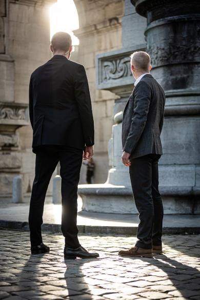 2 mannen in kostuum van de directie bescherming