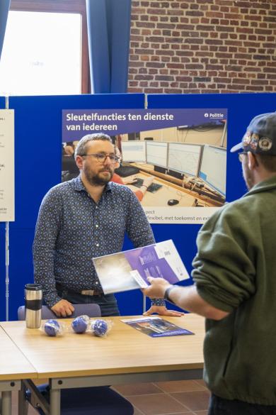 Burgermedewerker aan dgr stand